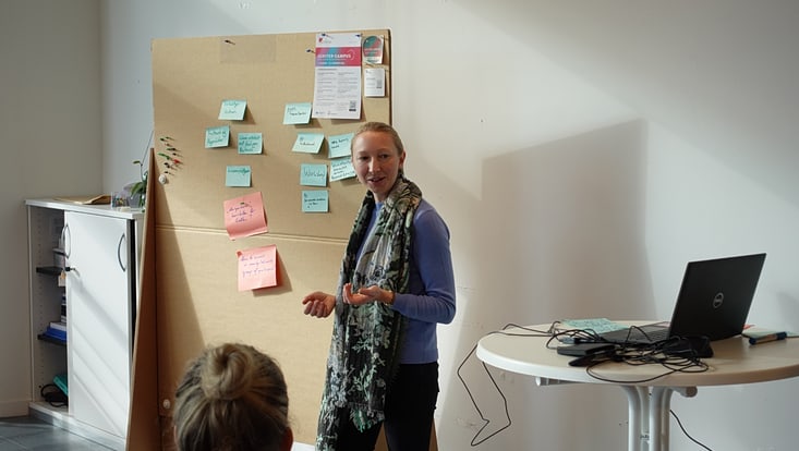 04-03-koord-transferfonds-slider-2023-01-231017-transferfkickoff-cuhh-tkkf-29-733x414 Eine Person steht neben einer Pinnwand mit Moderationskarten und spricht