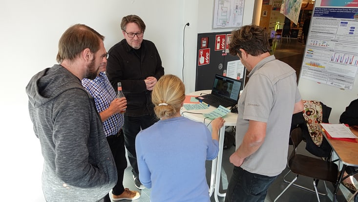 04-03-koord-transferfonds-slider-2023-06-231017-transferfkickoff-cuhh-tkkf-10-733x414 Personen stehen zusammen an einem Stehtisch und unterhalten sich