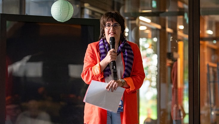 2025-09-20-cmc-t-03-alena-zielinski-(129)-733x414 Eine vortragende Person, die in ein Mikrofon spricht