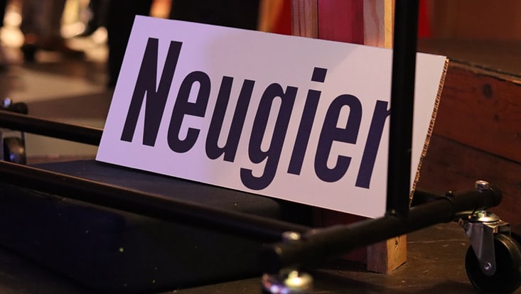 Schild mit Schriftzug Neugier