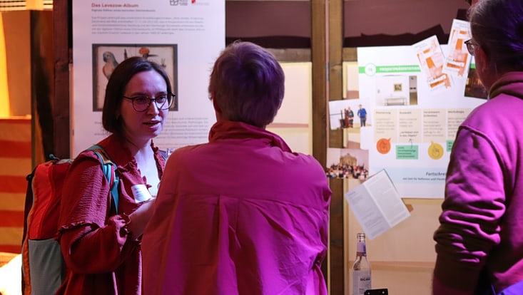 Teilnehmende des Forum Citizen Science stehen zusammen und unterhalten sich