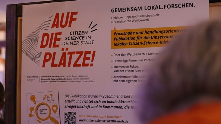 Plakat mit dem Schriftzug „Auf die Plätze! Citizen Science in deiner Stadt!” und weiterem Text