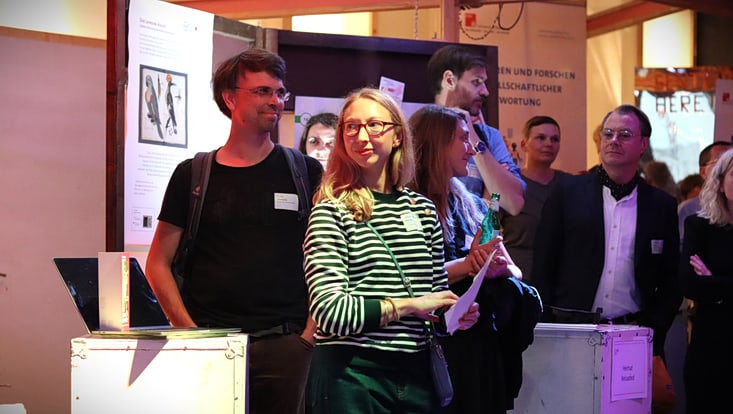 Teilnehmende des Forum Citizen Science stehen nebeneinander