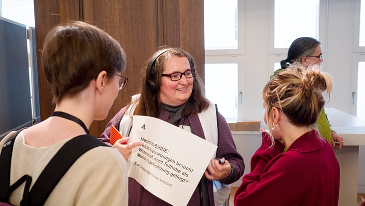 Teilnehmende des Forum Citizen Science 2024 stehen zusammen und unterhalten sich