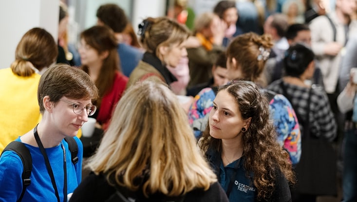 Teilnehmende des Forum Citizen Science 2024 stehen zusammen und unterhalten sich