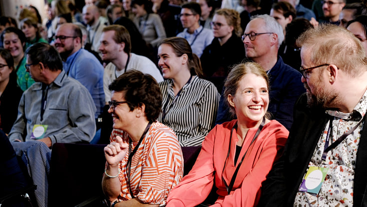 Lächelnde Teilnehmende im Publikum des Forum Citizen Science