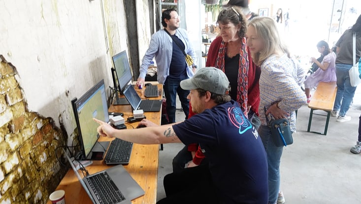 02-05-vernetzung-festivals-slider-20240504-asphaltsprenger-ctkkf-uhh-20-733x414 Teilnehmende des Festivals Asphaltsprenger vor einem Laptop, eine Person zeigt etwas auf dem Bildschirm