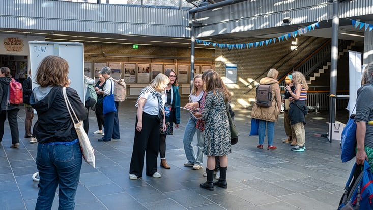 2025-09-19-cmc-t-02-alena-zielinski-(120)-733x414 Eine gut besuchte Eingangshalle als Treffpunkt für den Walk&Talk