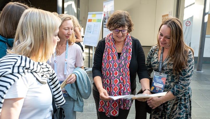 2025-09-19-cmc-t-02-alena-zielinski-(117)-733x414 Mehrere Personen schauen sich interessiert einen Plan an