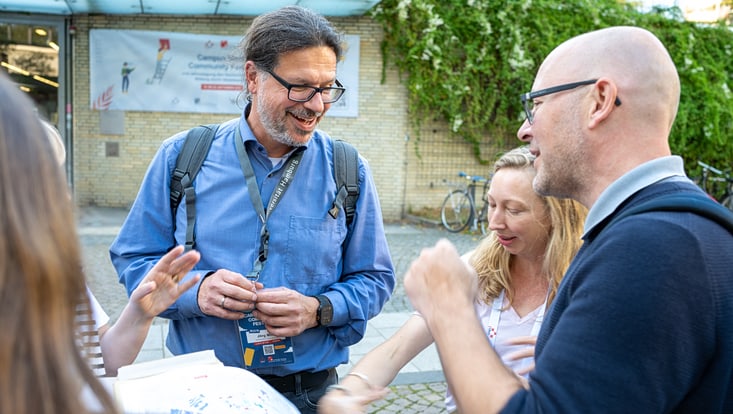 2025-09-19-cmc-t-02-alena-zielinski-(128)-733x414 Verschiedene Personen tauschen sich miteinander aus