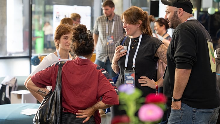 2025-09-20-cmc-t-03-alena-zielinski-(74)-733x414 Mehrere Personen unterhalten sich miteinander