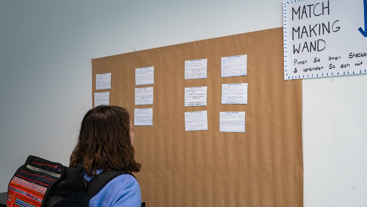2025-09-19-cmc-t-02-alena-zielinski-(52)-733x414 Eine Person steht vor einer Wand mit verschiedenen beschrifteten Karteikarten