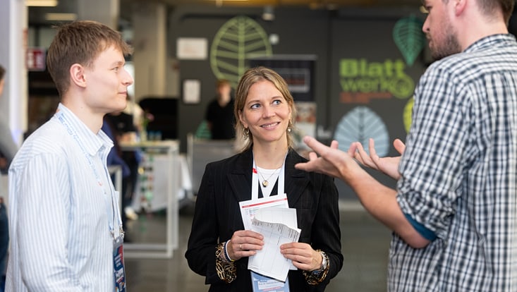 2025-09-20-cmc-t-03-alena-zielinski-(114)-733x414 Drei Personen unterhalten sich