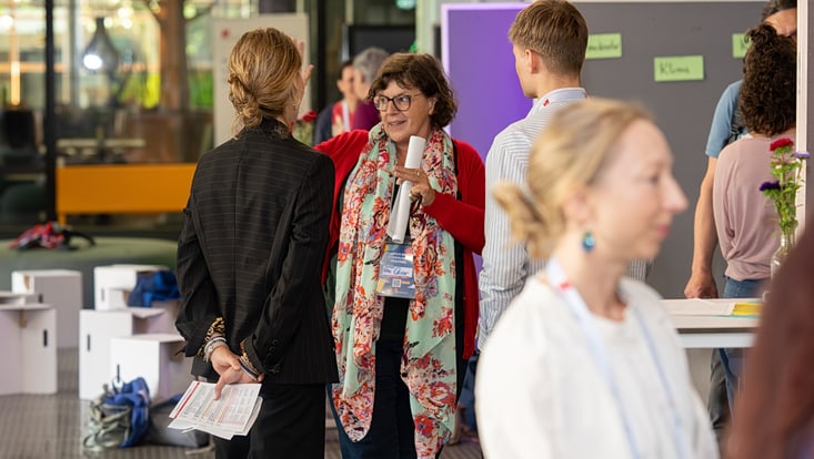 2025-09-20-cmc-t-03-alena-zielinski-(113)-733x414 Mehrere Personen unterhalten sich