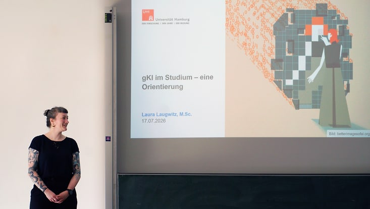 Laura Laugwitz bei einer Input-Veranstaltung des Angebots gKI im Studium, für das sie jetzt die Hochschulperle Juli 2026 erhält