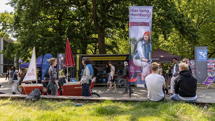Mehrere Studierende feiern die Sustainability Week auf dem Campus.