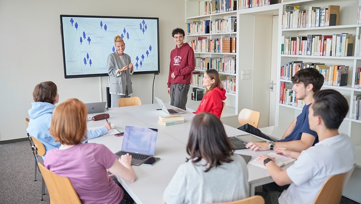 Seminarsituation mit vortragender Person und Studierenden