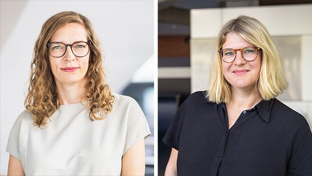 Porträtfoto von zwei Frauen, eine hat mittellanges, braunes und gelocktes Haar und eine Brille. Sie trägt ein beiges Oberteil, mit kurzen Ärmeln. Die andere Frau hat hellblondes, schulterlanges Haar und trägt eine Brille. Sie trägt eine schwarz Bluse