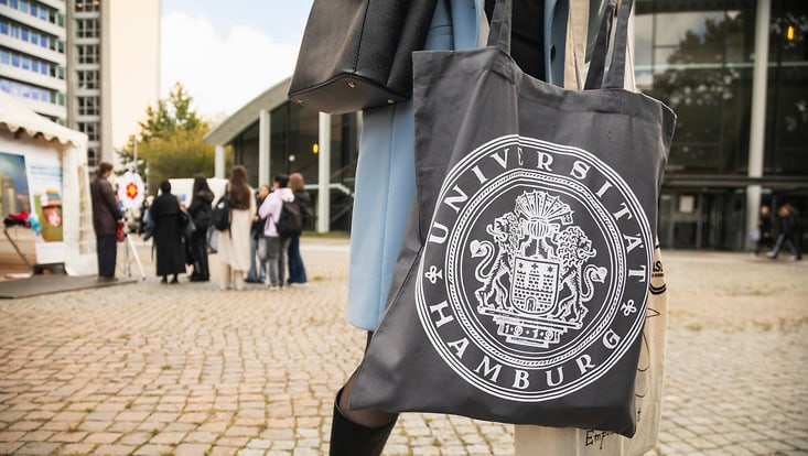 Eine Studentin mit Ersti-Beutel bei der Hallo-Ersti-Veranstaltung 2025