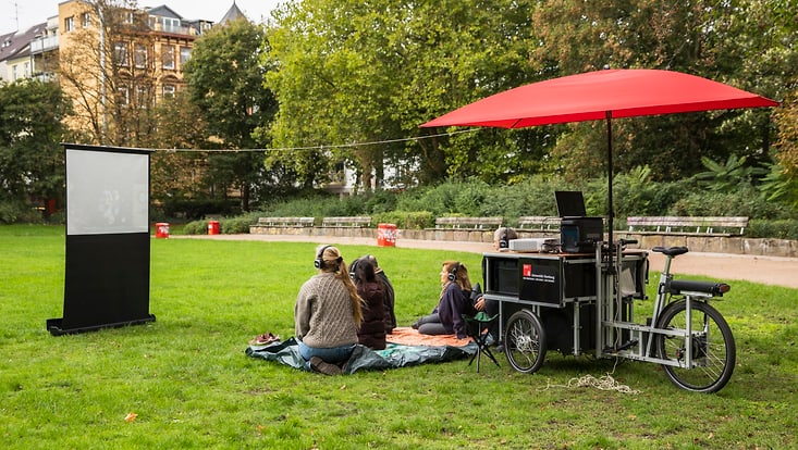 Ein Lastenrad transportiert Unterrichtsmaterial