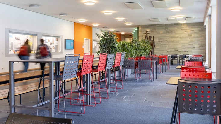 foyerew-jpg-733x414 Das Foyer der Fakultät für Erziehungswissenschaft mit neuen Möbeln