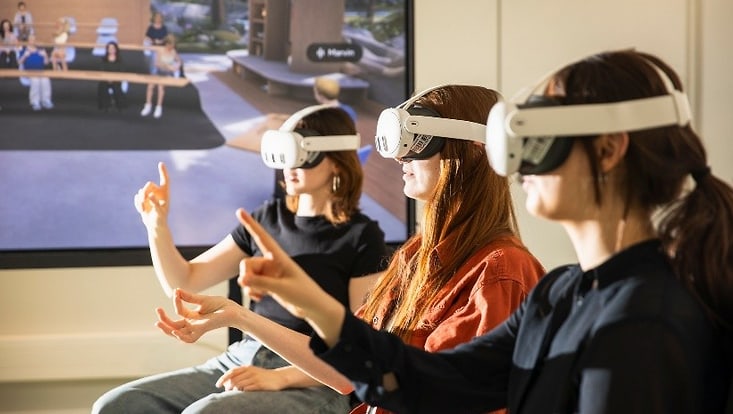 vr-jpg-733x414 Studentinnen mit VR-Brillen