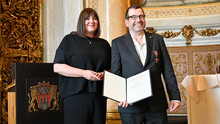 csm-260923-marotzke-bvk-91694fe68d-733x414 Katharina Fegebank und Jochem Marotzke (rechts) bei der Verleihung des Bundesverdienstkreuzes