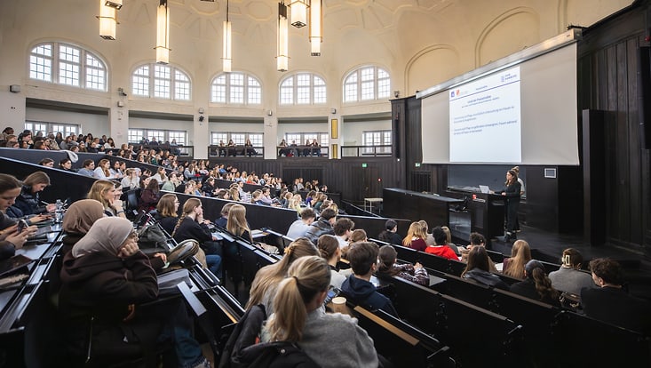 Aufnahme aus einem vollbesetzten Hörsaal der Universität