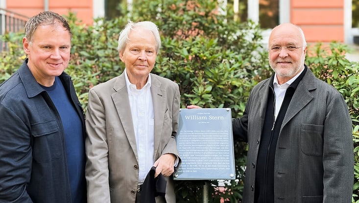 Bei der Enthüllung (v. l. n. r.): Prof Dr. Hauke Heekeren, Peter Heß und Prof. Dr. Rainer Nicolaysen