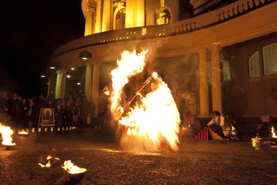 Feuerkünstler vor dem Hauptgebäude der Universität Feuerkünstler vor dem Hauptgebäude der Universität