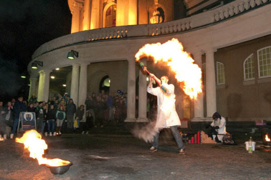 Feuerzauber auf dem Vorplatz des UHH-Hauptgebäudes Feuerzauber auf dem Vorplatz des UHH-Hauptgebäudes