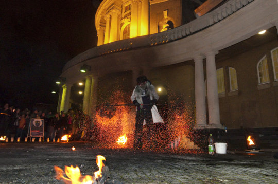 Feuerzauber auf dem Vorplatz des UHH-Hauptgebäudes Feuerzauber auf dem Vorplatz des UHH-Hauptgebäudes