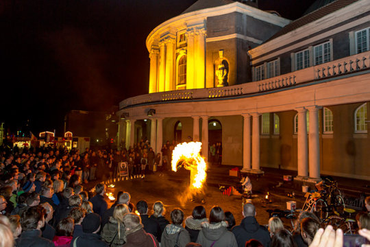 Feuerzauber auf dem Vorplatz des UHH-Hauptgebäudes Feuerzauber auf dem Vorplatz des UHH-Hauptgebäudes