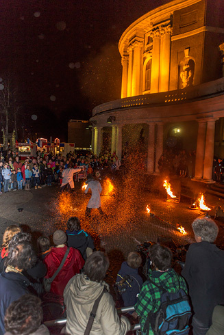 Feuerzauber auf dem Vorplatz des UHH-Hauptgebäudes Feuerzauber auf dem Vorplatz des UHH-Hauptgebäudes