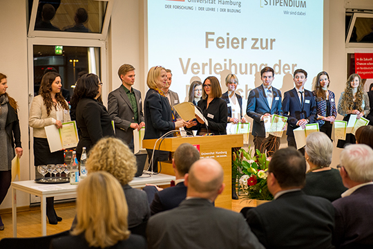 _DSC7153 VP1 übergibt die Stipendienurkunden