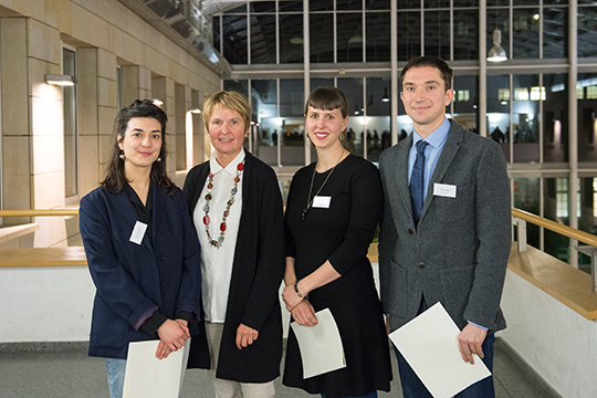 7190-prof-klein-mit-stipendiatinnen Prof. Dr. Gabriele Klein, Leiterin des Studiengangs Performance Studies mit den drei Deutschlandstipendiaten des Förderers Kulturstiftung Matrong