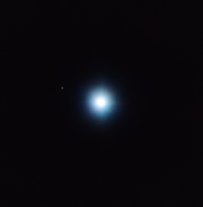 Exoplanet und Mutterstern (helle Flecken auf schwarzem Hintergrund)