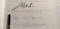 Unterschriften im Gästebuch der Universität Hamburg