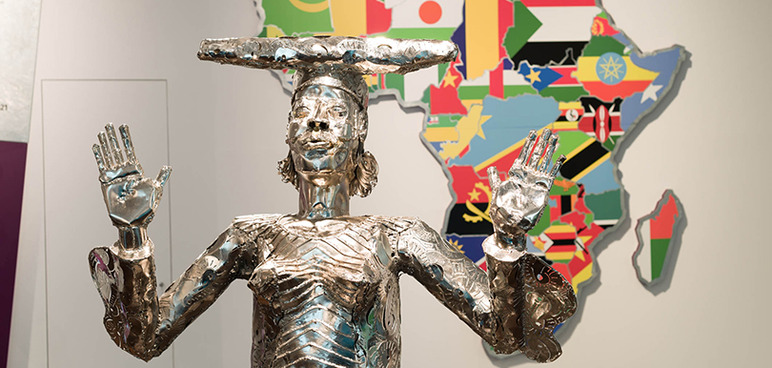 Metallskulptur „Looking vor Grace“ der nigerianischen Bildhauerin Sokari Douglas Camp.
