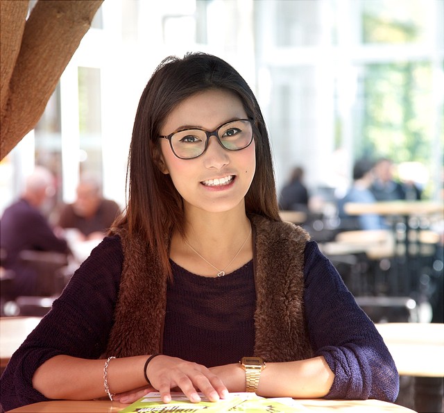 Lächelnde Studentin: Deutschlandstipendium an der Universität Hamburg