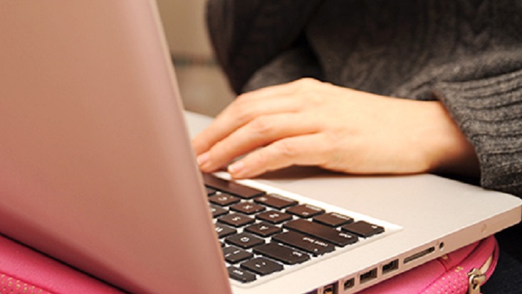 Laptop Tastatur mit Hand