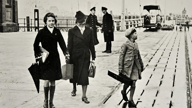 Eva und Peter, die Kinder des Komponisten Paul Dessau, mit ihrer Mutter Gudrun Dessau-Kabisch auf dem Schiffsanleger in Cuxhaven am Tag ihrer Abreise in die USA im Frühsommer 1939.