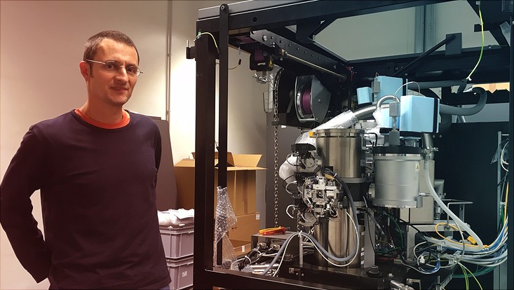 Prof. Dr. KAy Grünewald vor einem Elektronenmikroskop
