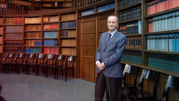 Prof. Dr. Martin Warnke im Lesesaal des Warburg-Hauses