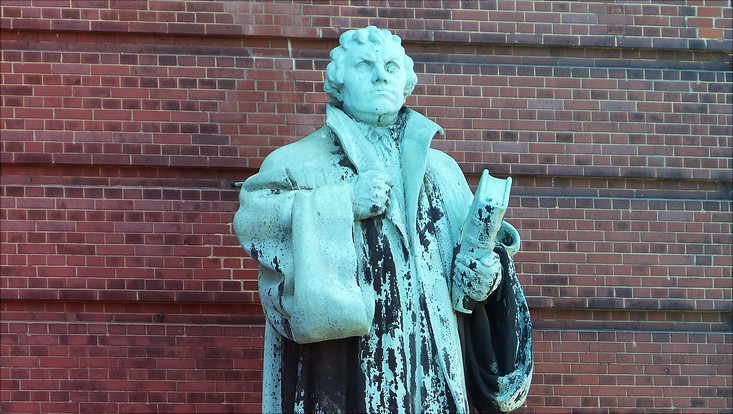 Martin-Luther-Denkmal vor der Hamburger St. Michaelis Kirche