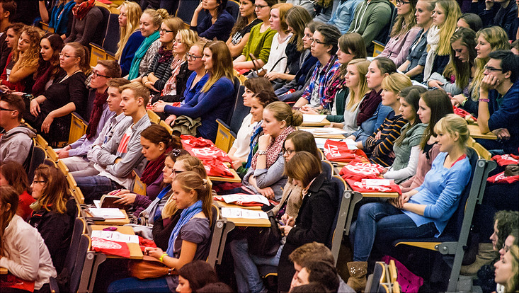 Studierende in einem vollen Hörsaal