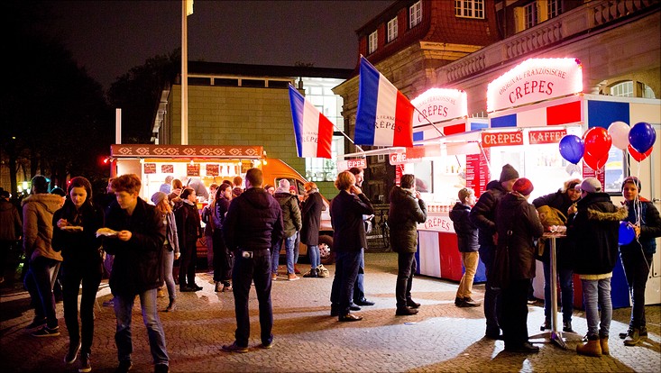 Foodtrucks vor dem Hauptgebäude