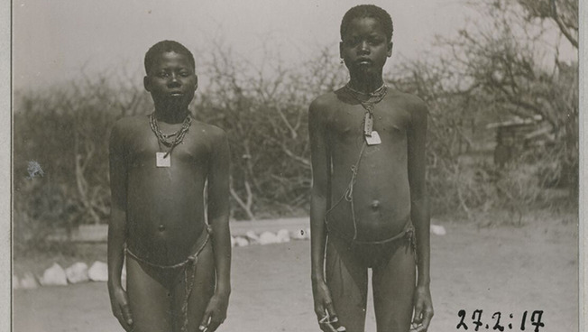 Herero-Mädchen mit Kriegsgefangenenmarken