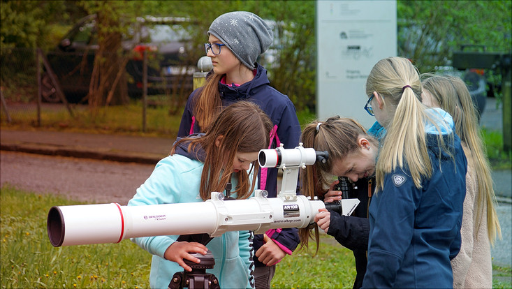 Mädchen beim Girls Day an der Sternwarte