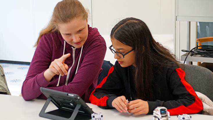 Zwei Mädchen beim Girls Day 2018